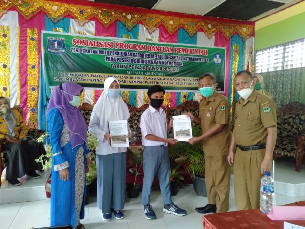 BANPER PENINGKATAN MUTU PENDIDIKAN KARAKTER PESERTA DIDIK "Pembuatan Batik Limpur Dan Ladu Sala Sebagai Pelestarian Budaya Dan Pembuatan Paving Block Dari Sampah Plastik Sebagai Pelestarian Lingkungan" SMAN 1 V KOTO TIMUR