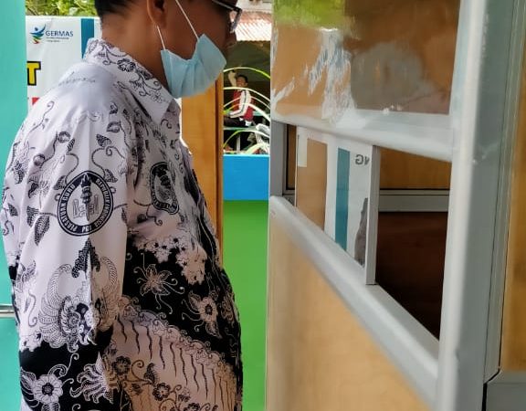 GURU DAN PEGAWAI SMAN 1 V KOTO TIMUR MELAKSANAKAN SWAB TEST