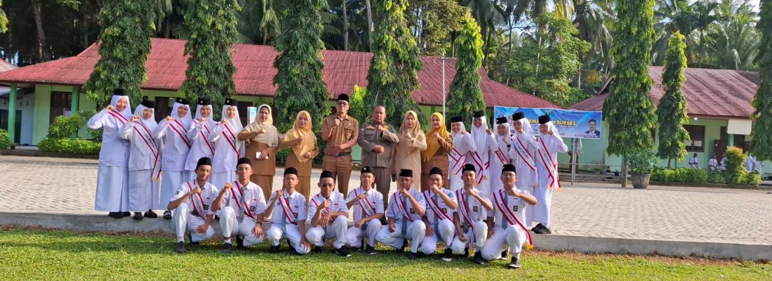 Camat V Koto Timur Jadi Pembina Upacara di SMAN 1, Tekankan Pentingnya Disiplin dan Larangan Berkeliaran Saat Jam Sekolah