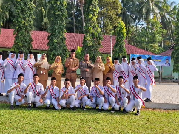 Camat V Koto Timur Jadi Pembina Upacara di SMAN 1, Tekankan Pentingnya Disiplin dan Larangan Berkeliaran Saat Jam Sekolah