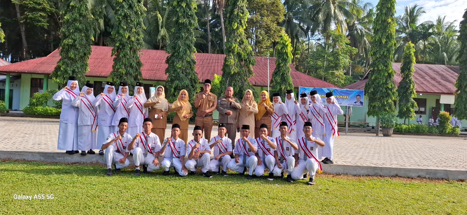 Camat V Koto Timur Jadi Pembina Upacara di SMAN 1, Tekankan Pentingnya Disiplin dan Larangan Berkeliaran Saat Jam Sekolah Camat V Koto Timur Jadi Pembina Upacara di SMAN 1, Tekankan Pentingnya Disiplin dan Larangan Berkeliaran Saat Jam Sekolah