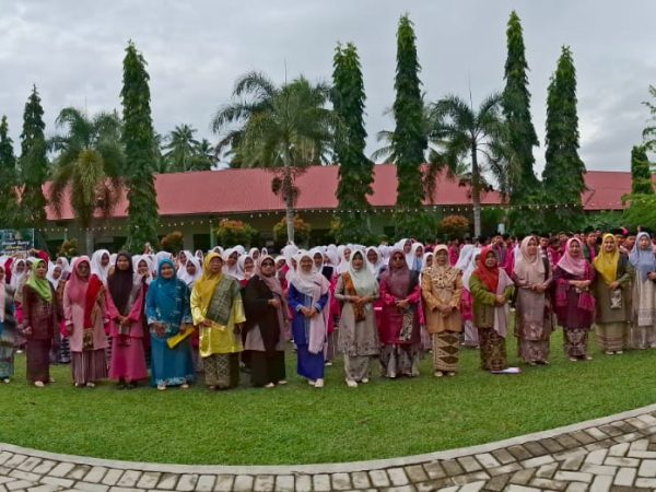 SMAN 1 V Koto Timur Semarakkan Hari Batik Nasional 2025 dengan Penuh Antusiasme dan Cinta Budaya