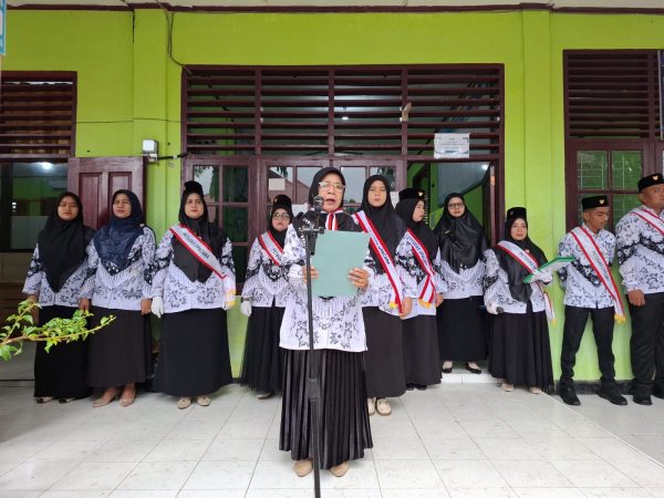 “Dalam Guyuran Hujan, SMAN 1 V Koto Timur Tetap Khidmat Gelar Upacara Hari Guru Nasional 2025”