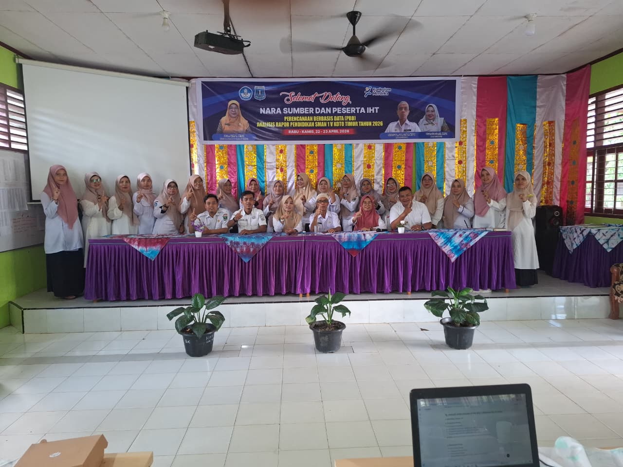 “SMAN 1 V Koto Timur Gelar IHT: Perencanaan Berbasis Data melalui Analisis Rapor Pendidikan”